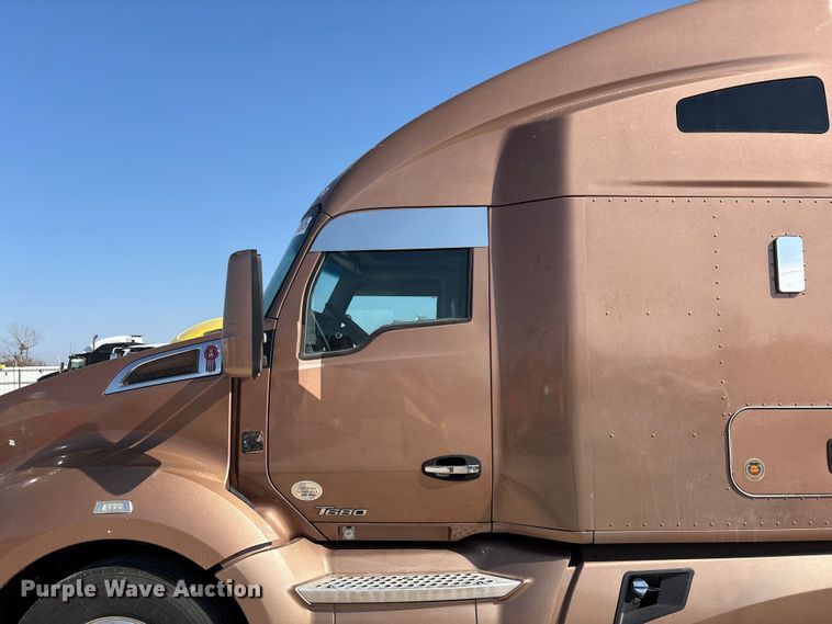 image for item YA1679 2015 Kenworth T680 semi truck