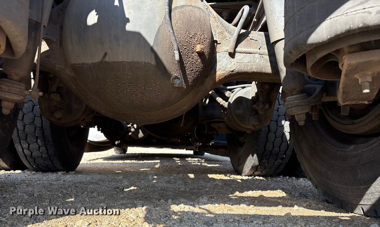 image for item YA1679 2015 Kenworth T680 semi truck