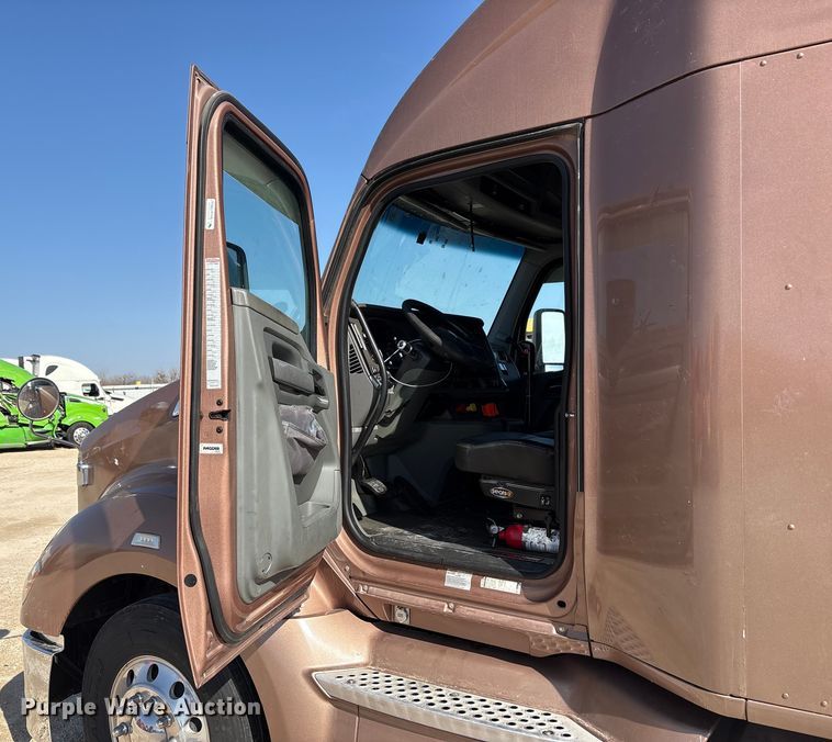 image for item YA1679 2015 Kenworth T680 semi truck