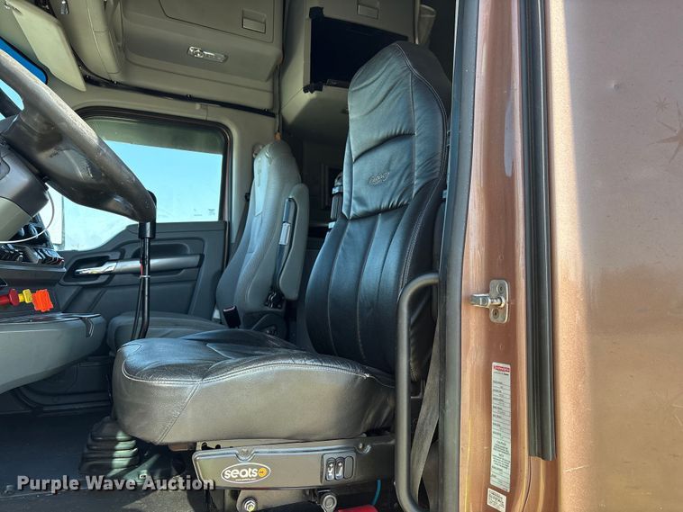 image for item YA1679 2015 Kenworth T680 semi truck