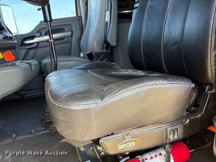 image for item YA1679 2015 Kenworth T680 semi truck