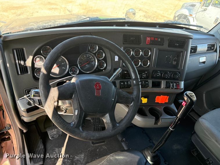 image for item YA1679 2015 Kenworth T680 semi truck