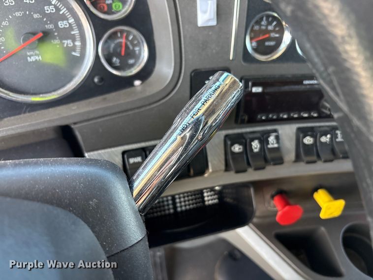 image for item YA1679 2015 Kenworth T680 semi truck