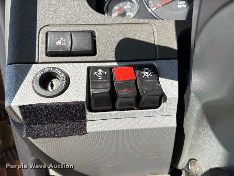 image for item YA1679 2015 Kenworth T680 semi truck