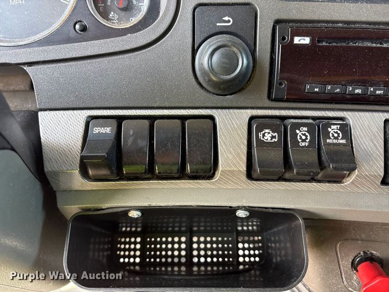 image for item YA1679 2015 Kenworth T680 semi truck