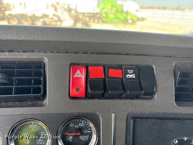 image for item YA1679 2015 Kenworth T680 semi truck