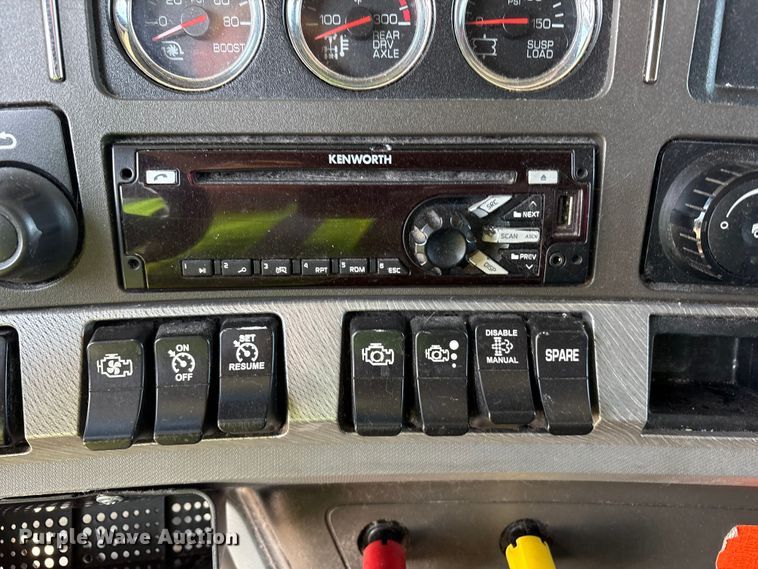 image for item YA1679 2015 Kenworth T680 semi truck