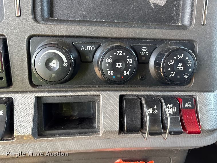 image for item YA1679 2015 Kenworth T680 semi truck