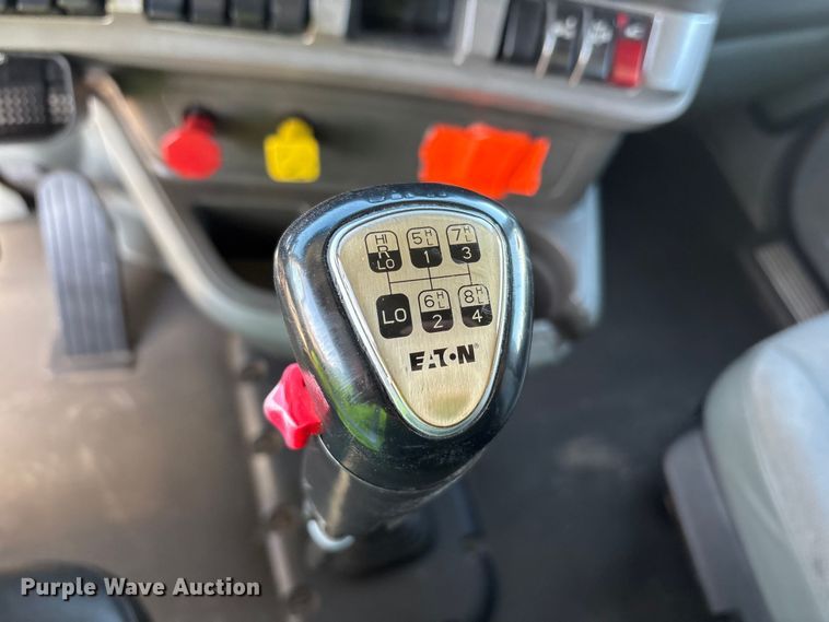 image for item YA1679 2015 Kenworth T680 semi truck