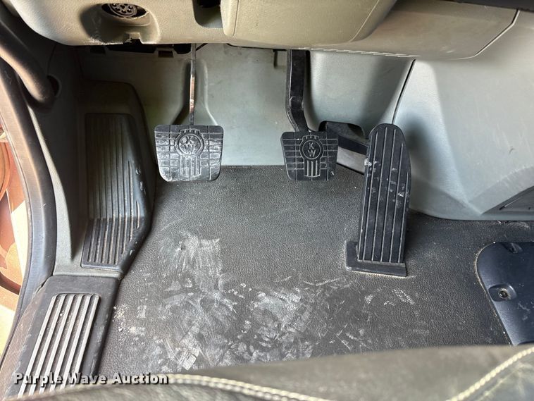 image for item YA1679 2015 Kenworth T680 semi truck