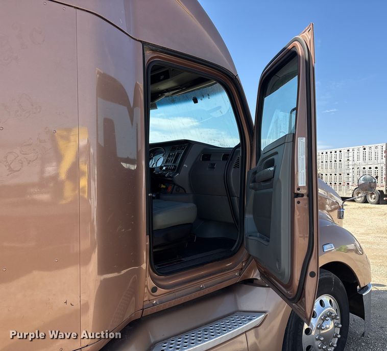 image for item YA1679 2015 Kenworth T680 semi truck