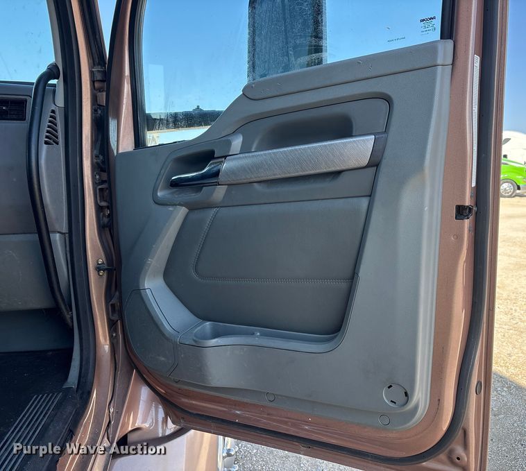 image for item YA1679 2015 Kenworth T680 semi truck