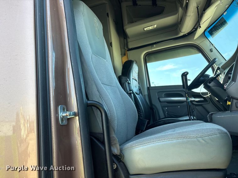 image for item YA1679 2015 Kenworth T680 semi truck