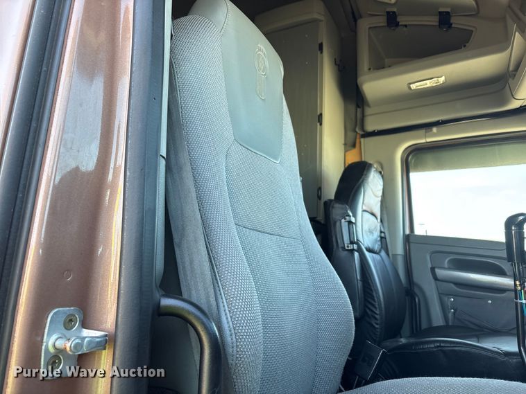 image for item YA1679 2015 Kenworth T680 semi truck