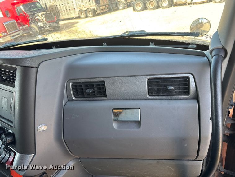 image for item YA1679 2015 Kenworth T680 semi truck