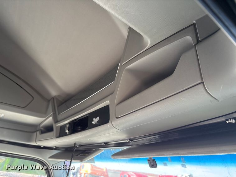 image for item YA1679 2015 Kenworth T680 semi truck