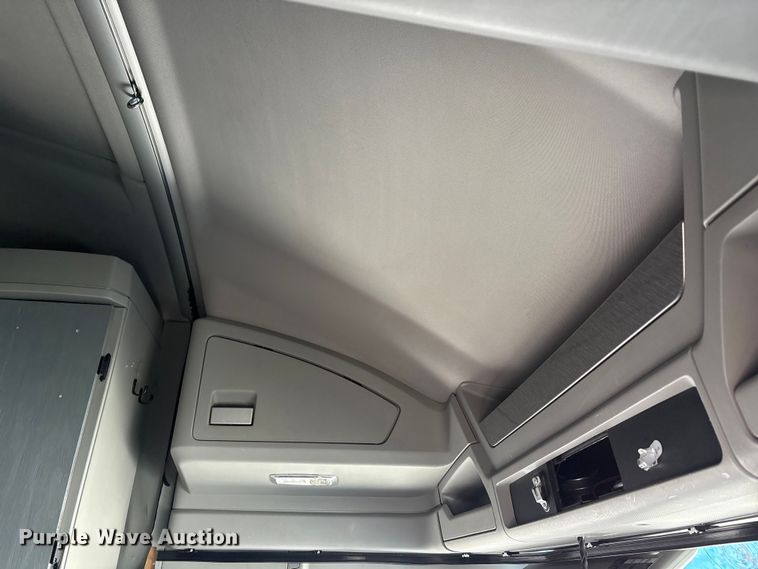 image for item YA1679 2015 Kenworth T680 semi truck