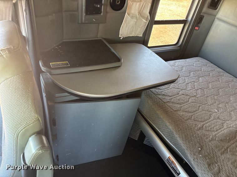 image for item YA1679 2015 Kenworth T680 semi truck