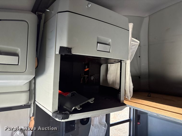 image for item YA1679 2015 Kenworth T680 semi truck