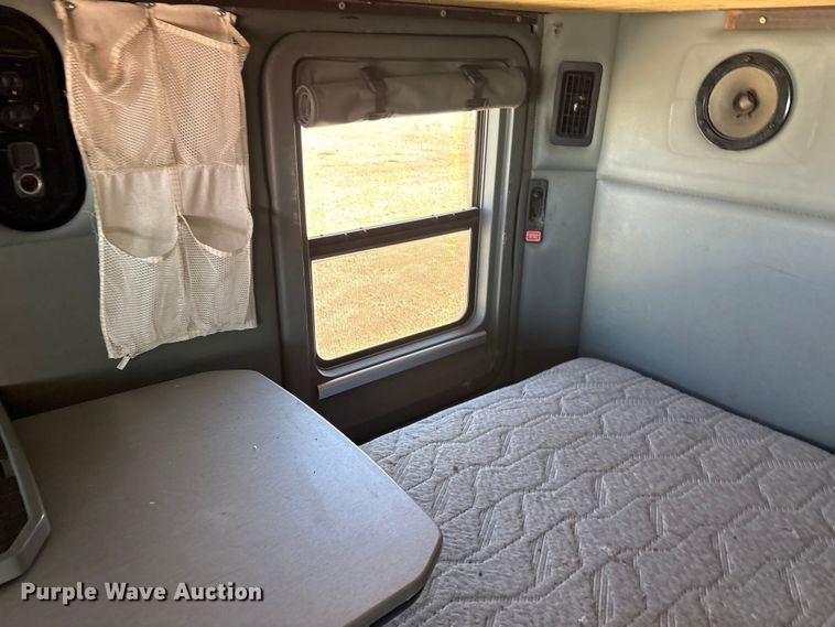 image for item YA1679 2015 Kenworth T680 semi truck