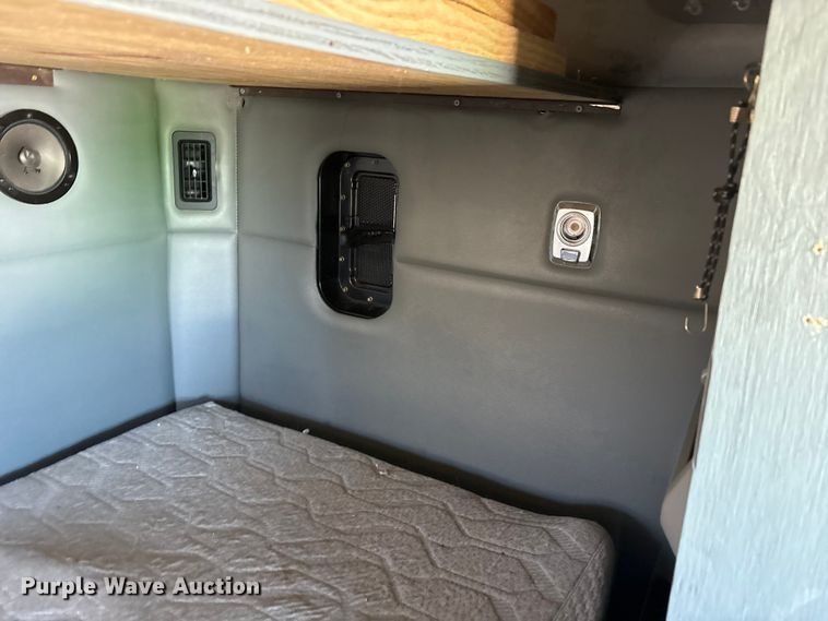 image for item YA1679 2015 Kenworth T680 semi truck