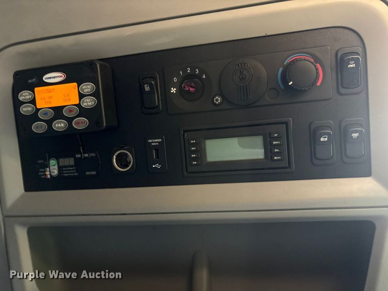 image for item YA1679 2015 Kenworth T680 semi truck