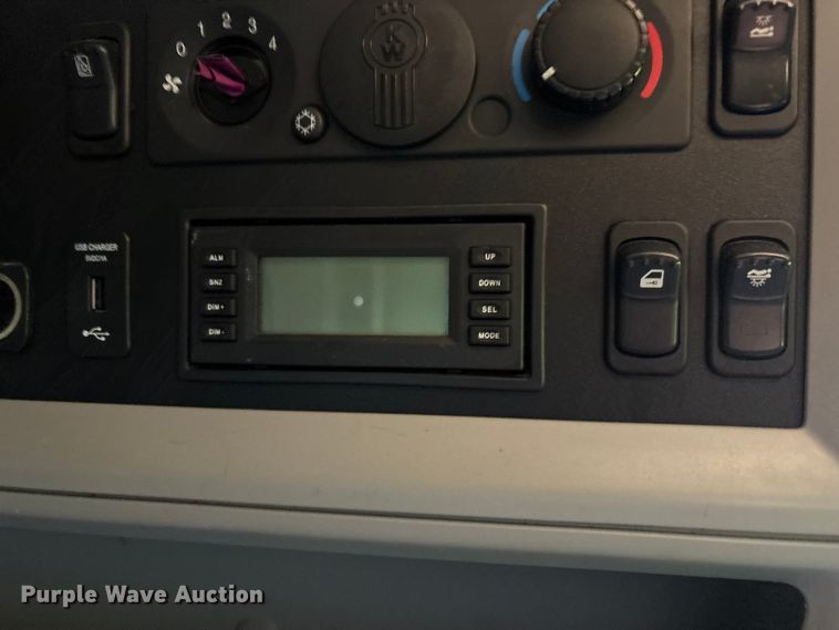 image for item YA1679 2015 Kenworth T680 semi truck