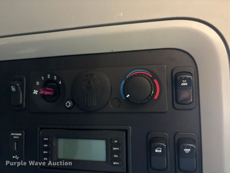 image for item YA1679 2015 Kenworth T680 semi truck