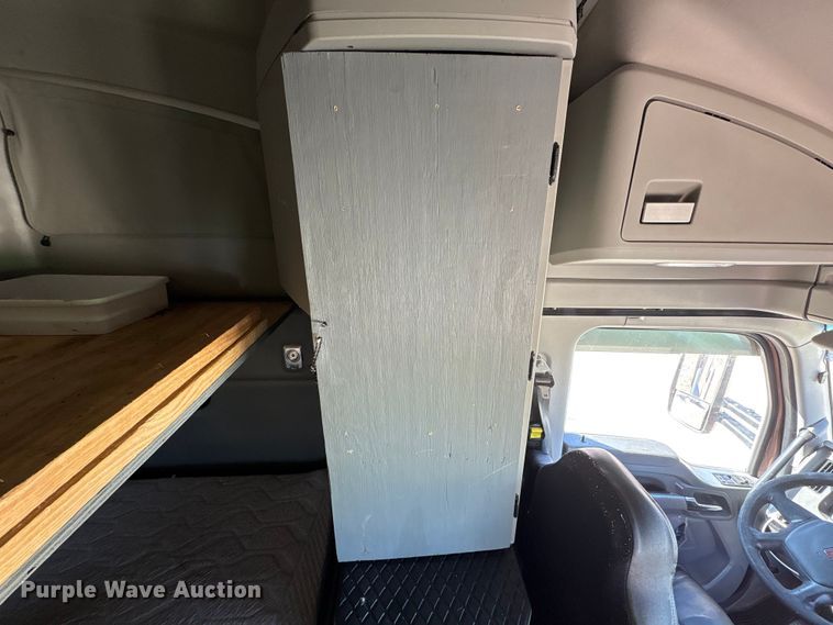 image for item YA1679 2015 Kenworth T680 semi truck