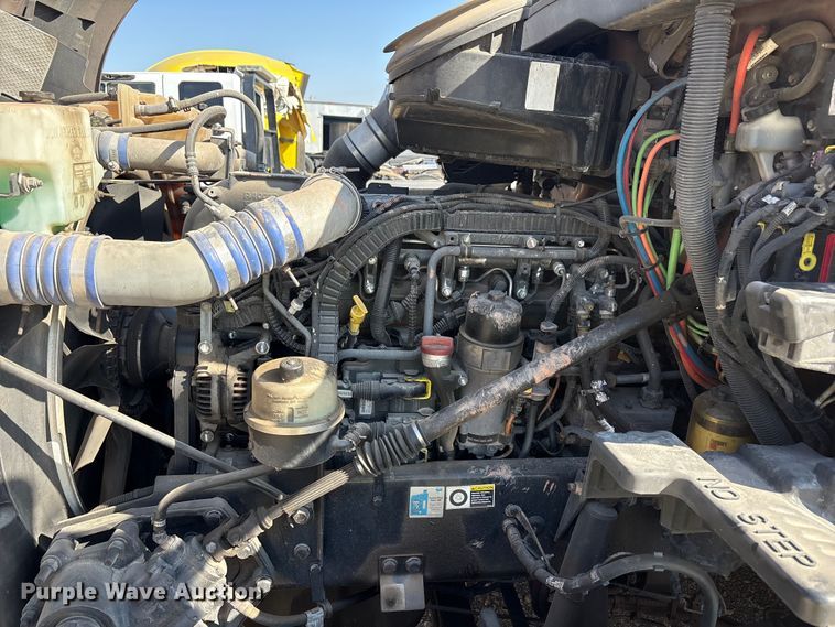 image for item YA1679 2015 Kenworth T680 semi truck