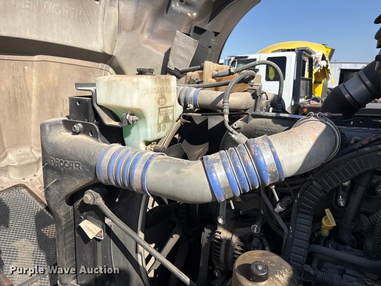 image for item YA1679 2015 Kenworth T680 semi truck