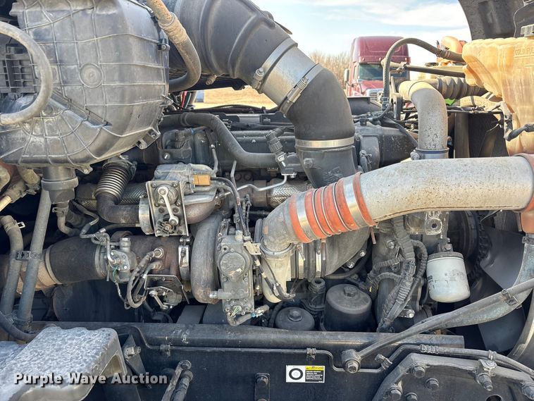 image for item YA1679 2015 Kenworth T680 semi truck