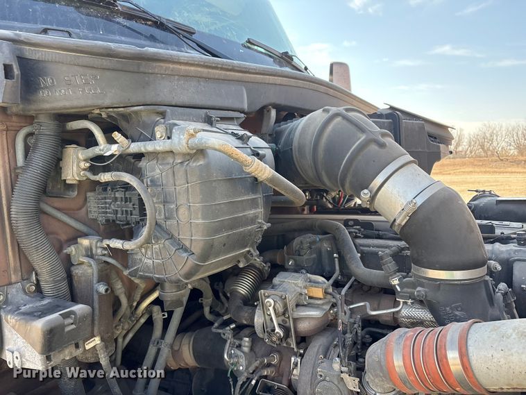 image for item YA1679 2015 Kenworth T680 semi truck