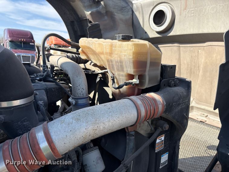 image for item YA1679 2015 Kenworth T680 semi truck