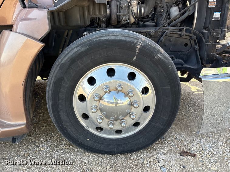 image for item YA1679 2015 Kenworth T680 semi truck