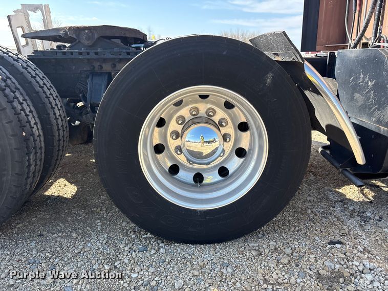 image for item YA1679 2015 Kenworth T680 semi truck