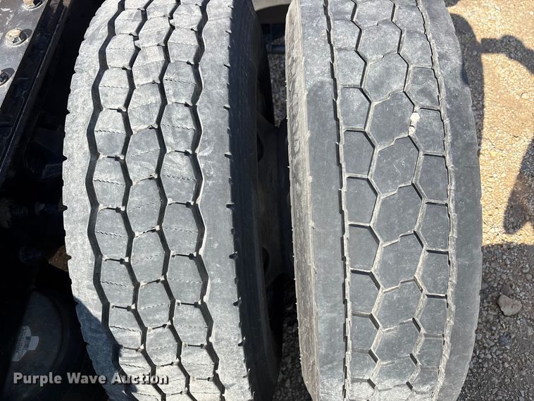 image for item YA1679 2015 Kenworth T680 semi truck