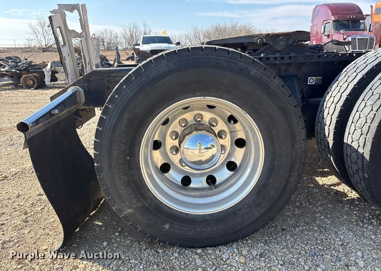 image for item YA1679 2015 Kenworth T680 semi truck