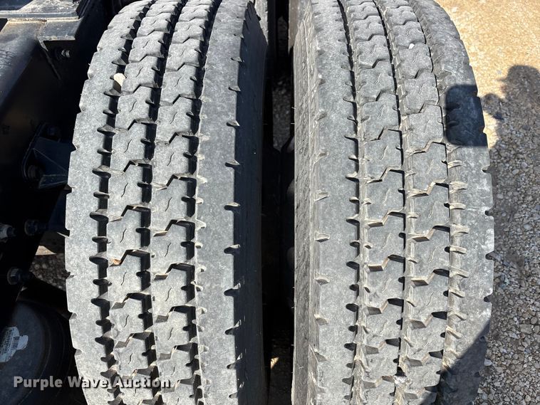 image for item YA1679 2015 Kenworth T680 semi truck