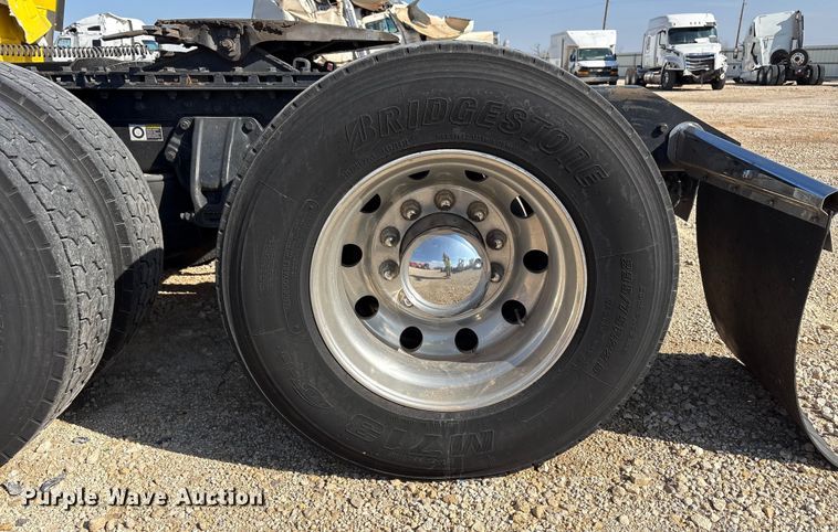 image for item YA1679 2015 Kenworth T680 semi truck