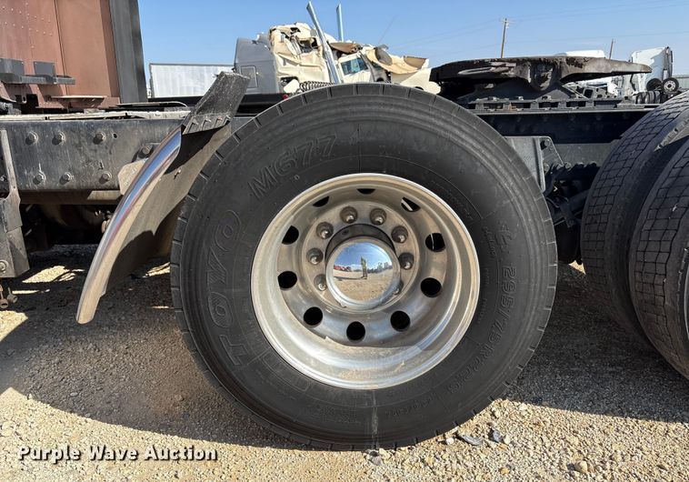 image for item YA1679 2015 Kenworth T680 semi truck