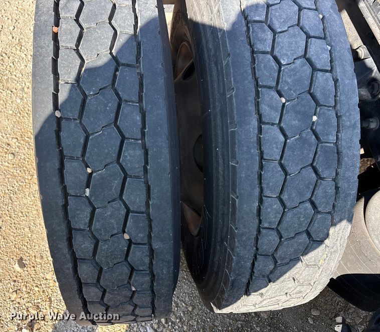 image for item YA1679 2015 Kenworth T680 semi truck