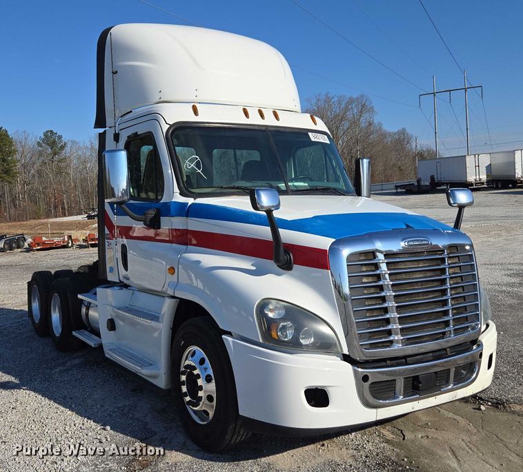 image for item YA1712 2017 Freightliner Cascadia semi truck