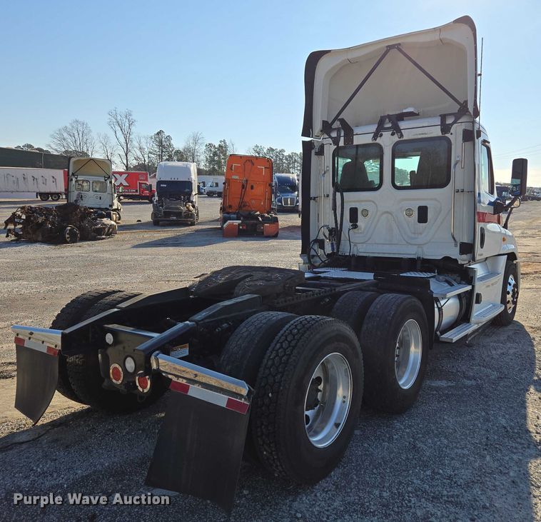 image for item YA1712 2017 Freightliner Cascadia semi truck