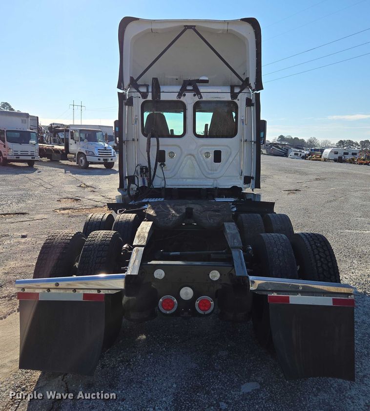 image for item YA1712 2017 Freightliner Cascadia semi truck