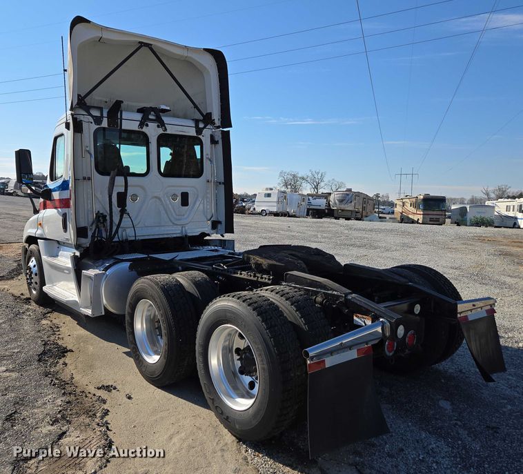 image for item YA1712 2017 Freightliner Cascadia semi truck
