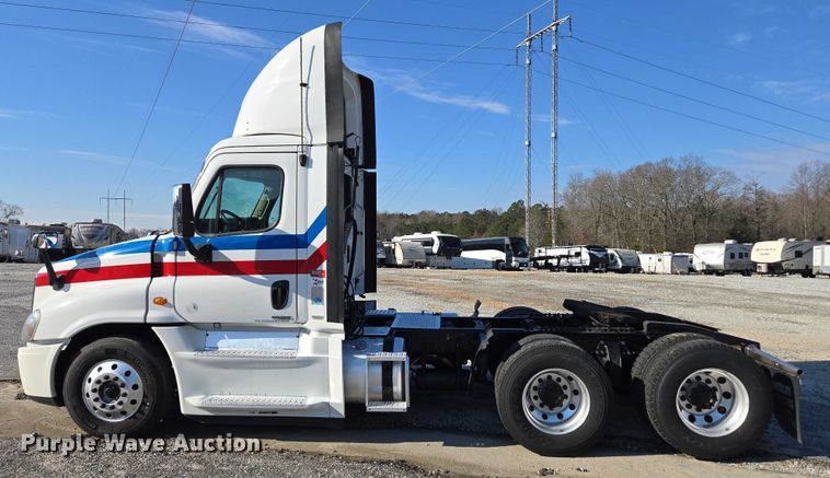 image for item YA1712 2017 Freightliner Cascadia semi truck