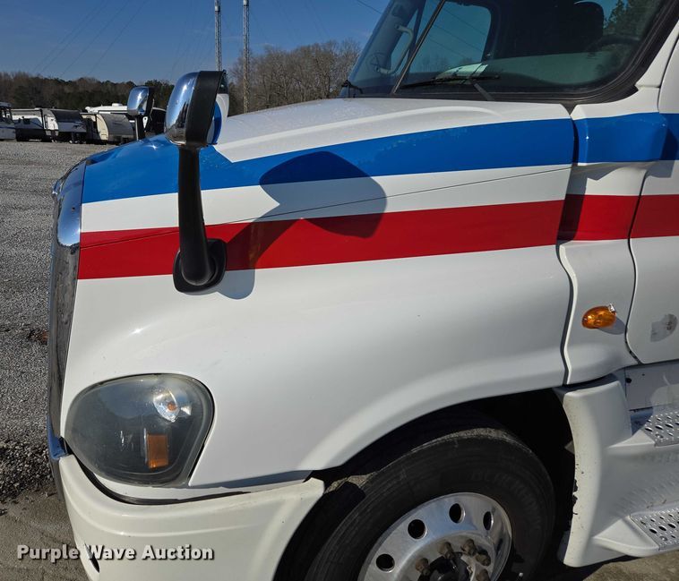 image for item YA1712 2017 Freightliner Cascadia semi truck