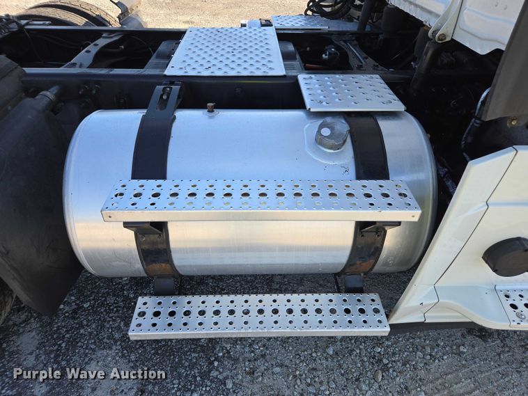 image for item YA1712 2017 Freightliner Cascadia semi truck