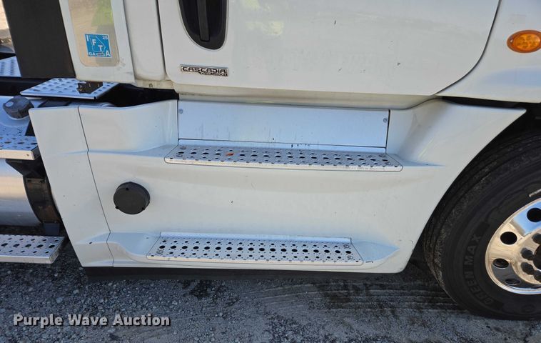 image for item YA1712 2017 Freightliner Cascadia semi truck